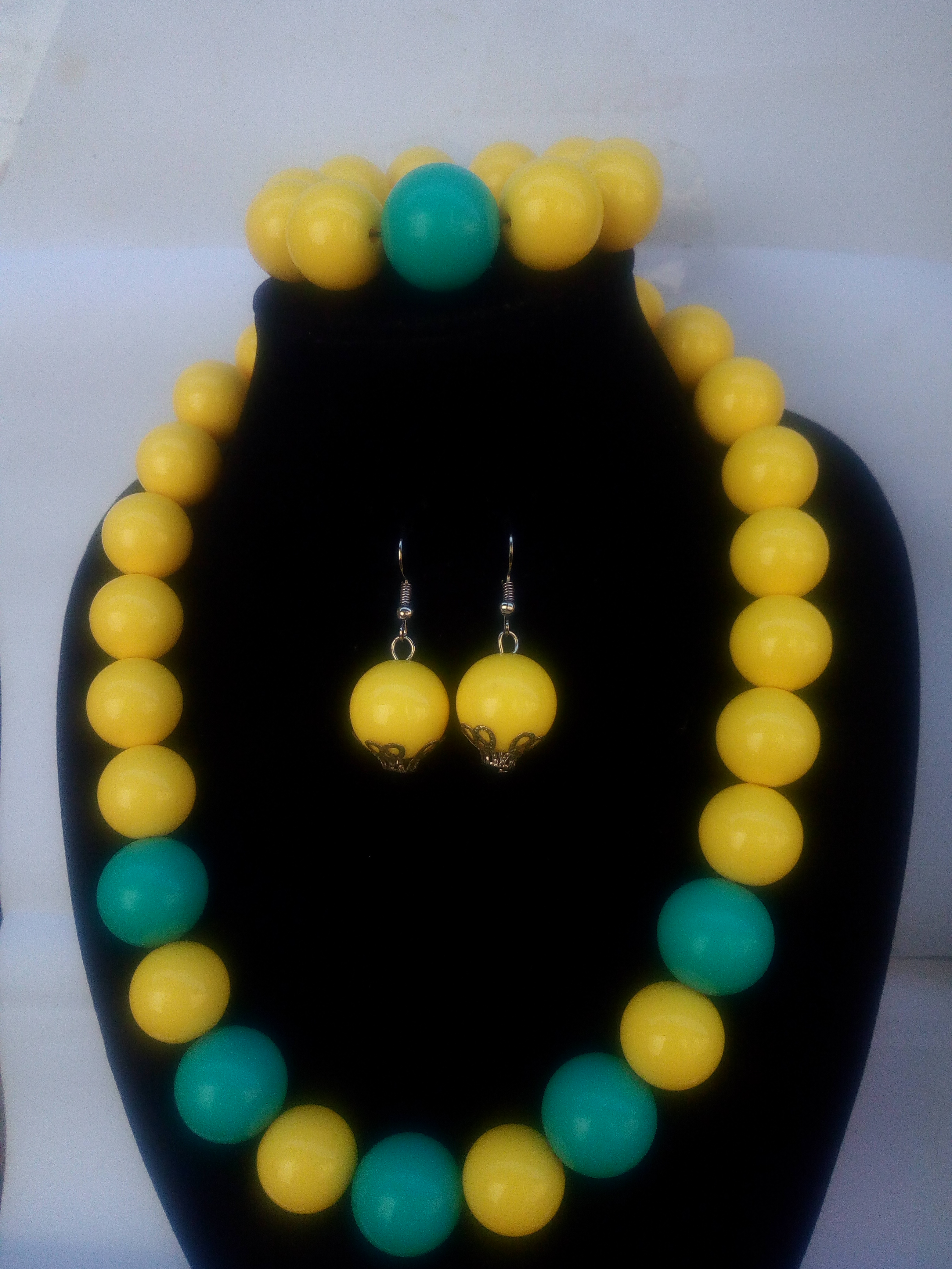 Yellow/turquoise green necklace